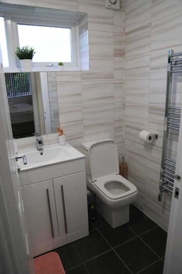 Gorgeous Ground Floor Apartment + Free Parking Манчестър Екстериор снимка